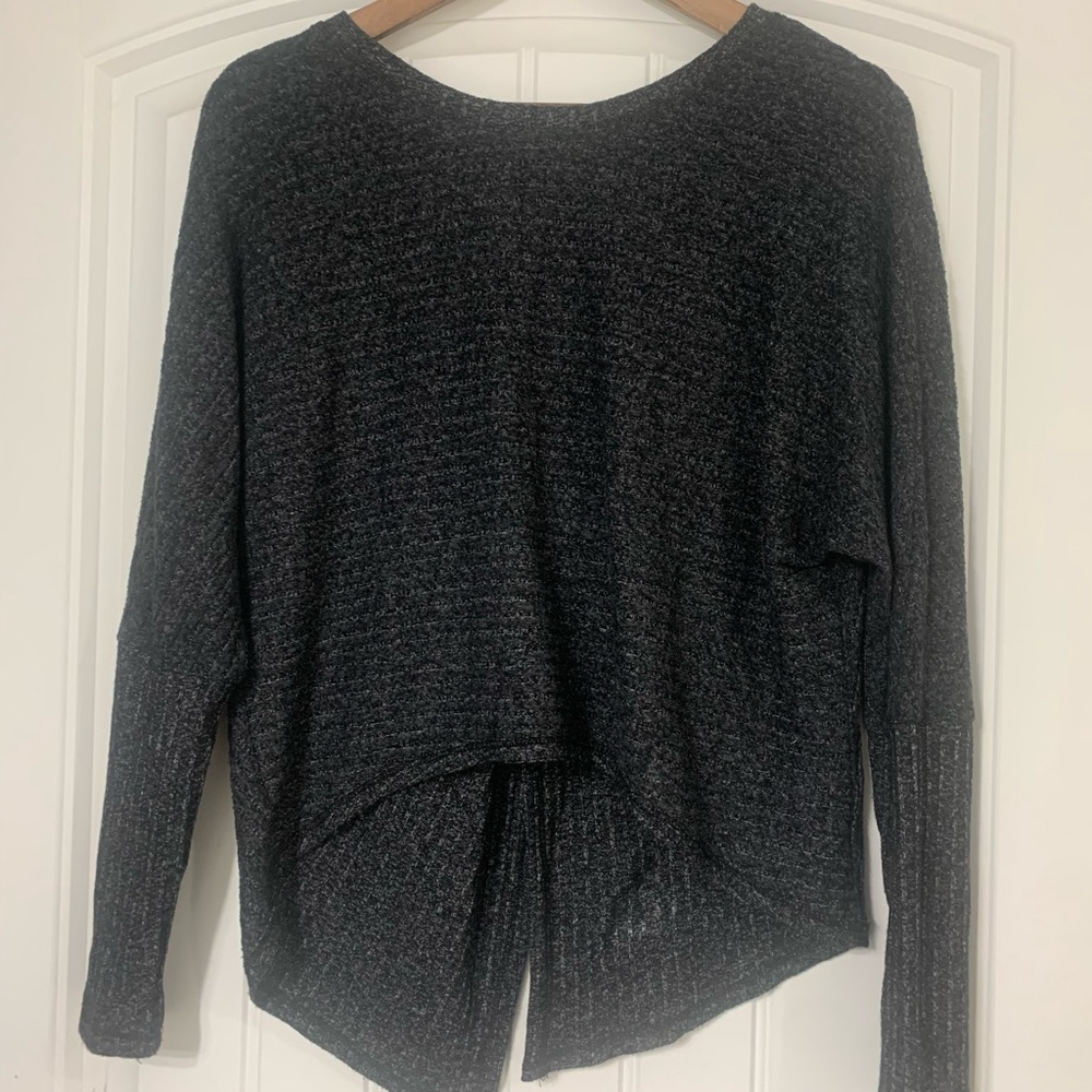 Club Pilates sweater. 🧘🏼‍♀️🖤Split back with logo.